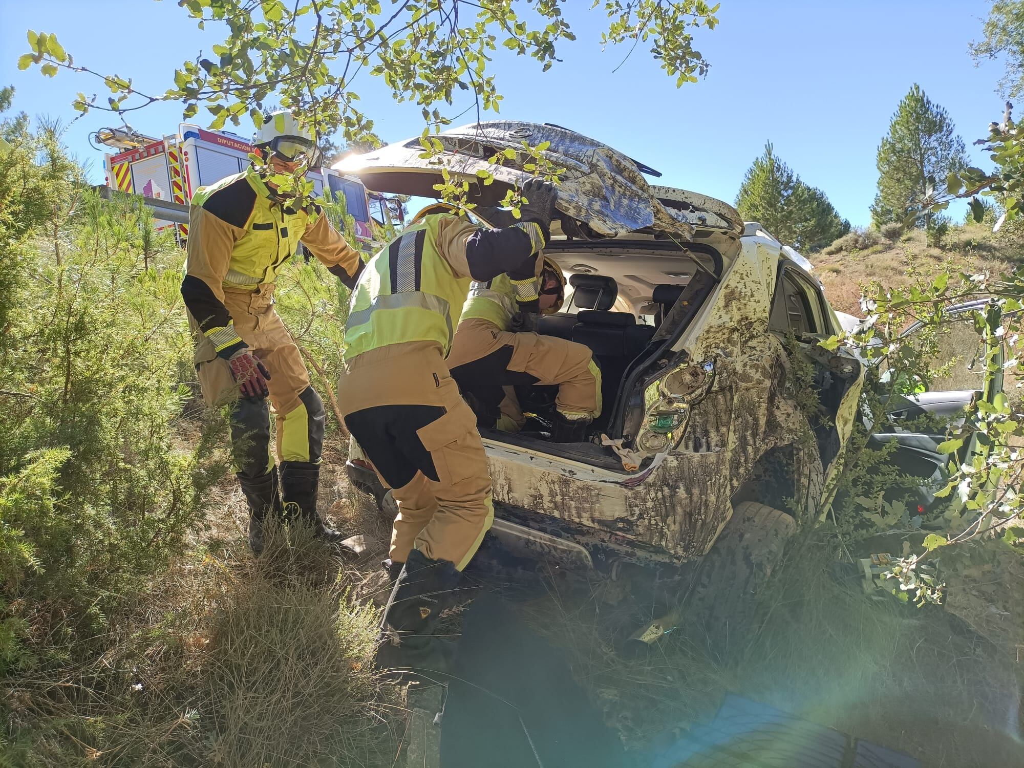 Los bomberos de Motilla tuvieron que rescatar a uno de los ocupantes del vehículo siniestrado