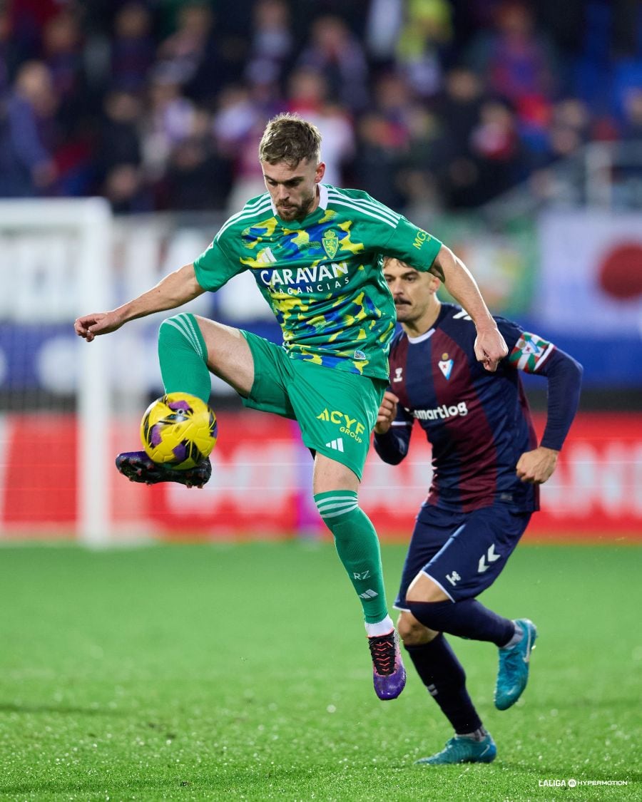 Mario Soberón controla un balón en Ipurúa