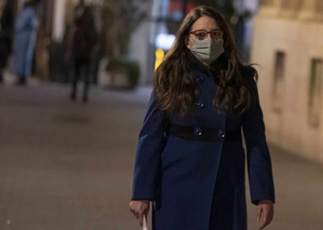 La vicepresidenta del Gobierno valenciano, Mónica Oltra, llega a su reunión con el president de la Generalitat valenciana, Ximo Puig, en el Palau de la Generalitat, en València, el pasado mes de diciembre.