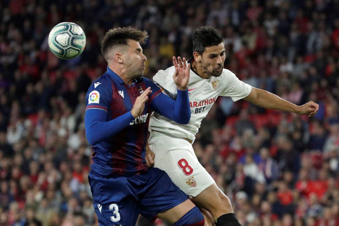GRAF4327. SEVILLA.- El delantero del Sevilla, Manuel Agudo "Nolito" (d), disputa el balón ante el defensa del Levante, Toño García, durante el encuentro correspondiente a la novena jornada de primera división que disputan esta noche en el estadio Sánchez Pizjuán, en la capital andaluza. EFE Julio Muñoz.