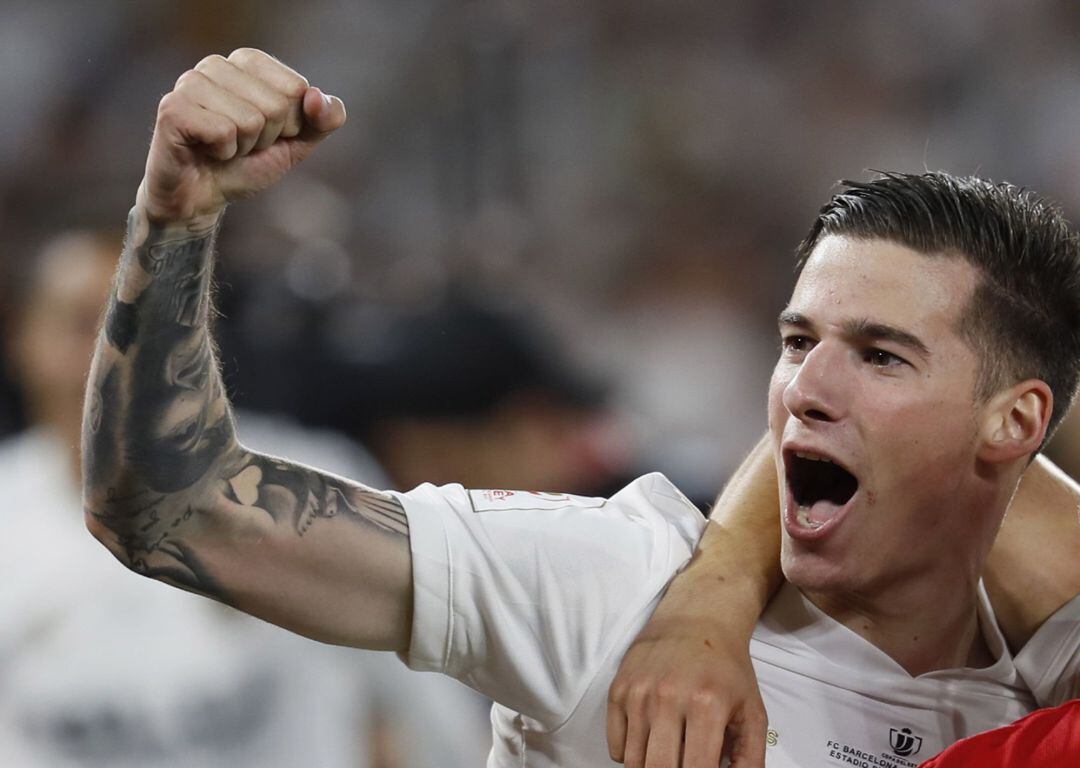  Santi Mina, celebra la victoria de su equipo ante FC Barcelona en la final de la Copa del Rey 