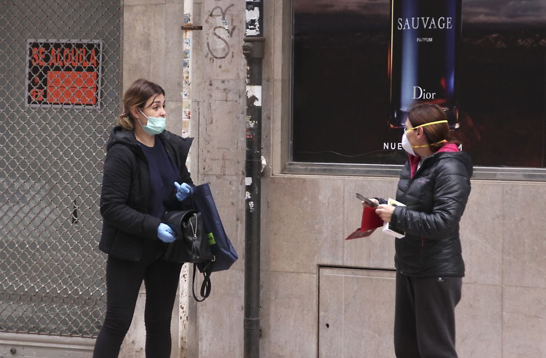 La población se adapta a la lucha contra el coronavirus