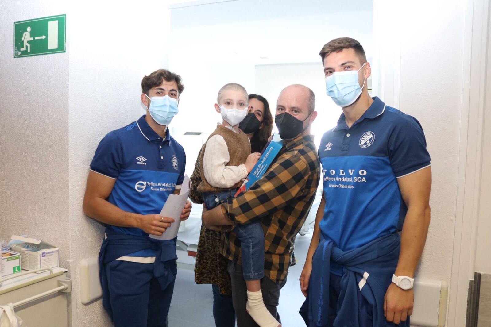 El Xerez DFC cumple un año más con la tradición de llevar juguetes a los niños del Hospital