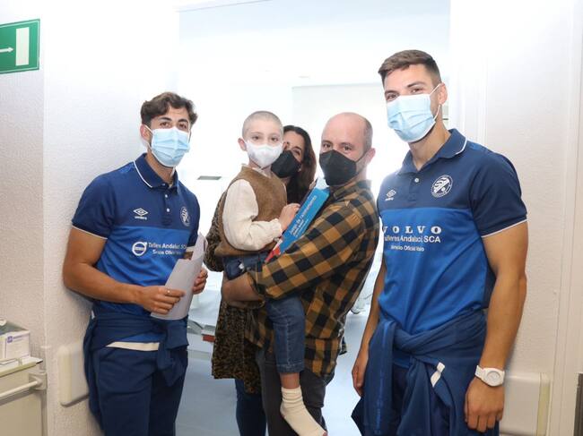 El Xerez DFC cumple un año más con la tradición de llevar juguetes a los niños del Hospital