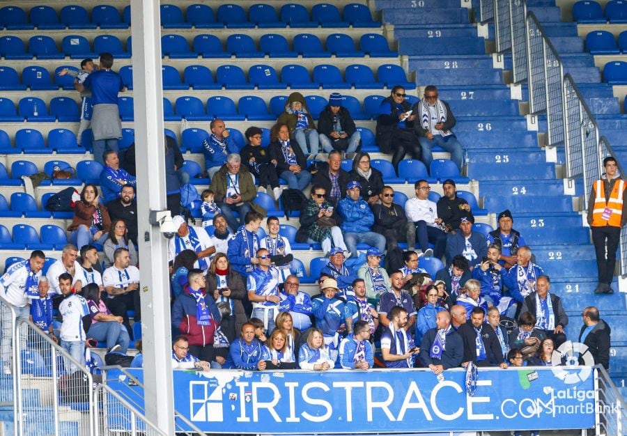 La afición del Tenerife también estuvo presente en Mendizorroza animando al conjunto tinerfeño.