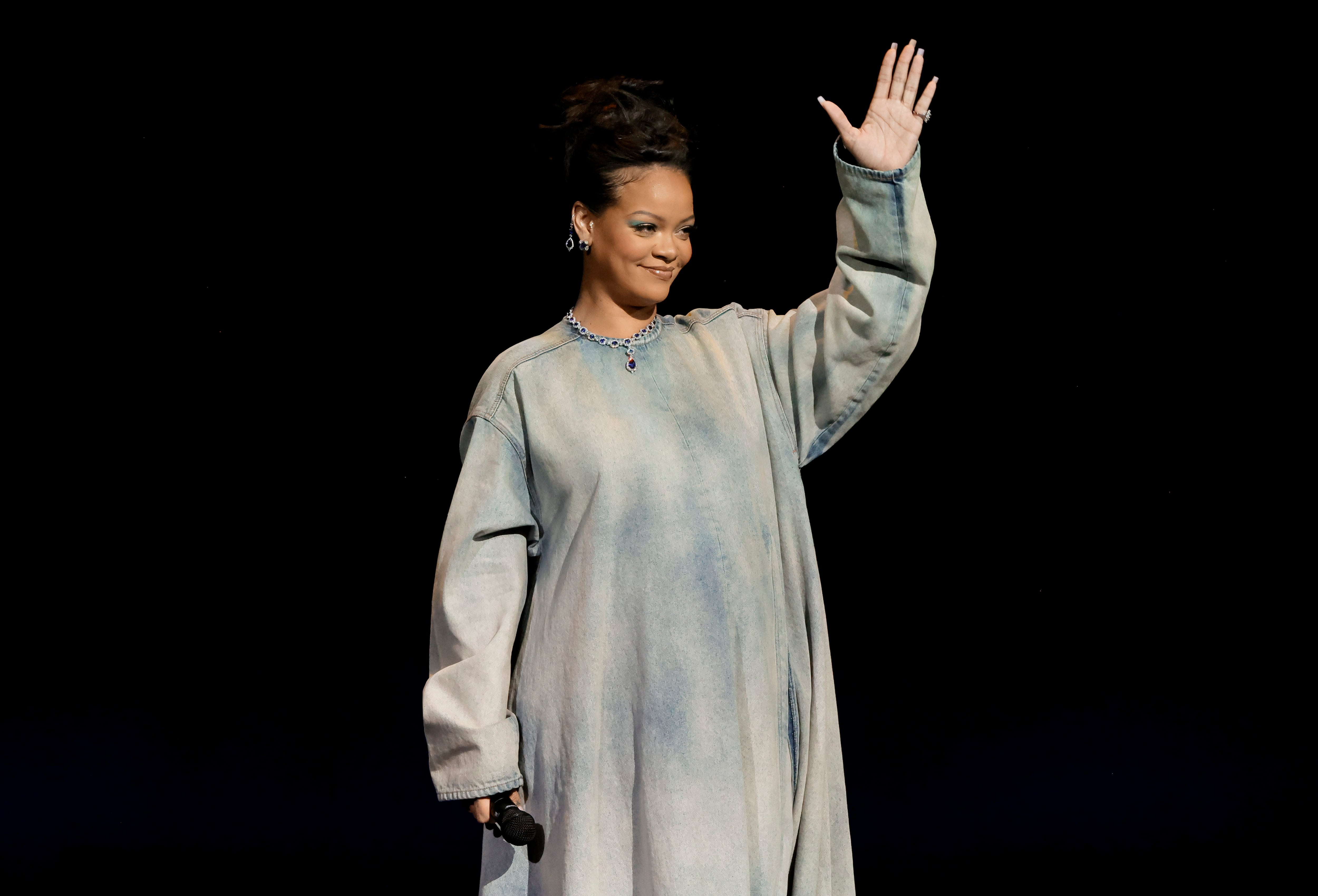 La cantante Rihanna durante su intervención en la gala de Cinemacon 2023