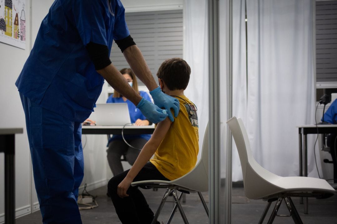 Un niño recibe la vacuna contra el Covid-19