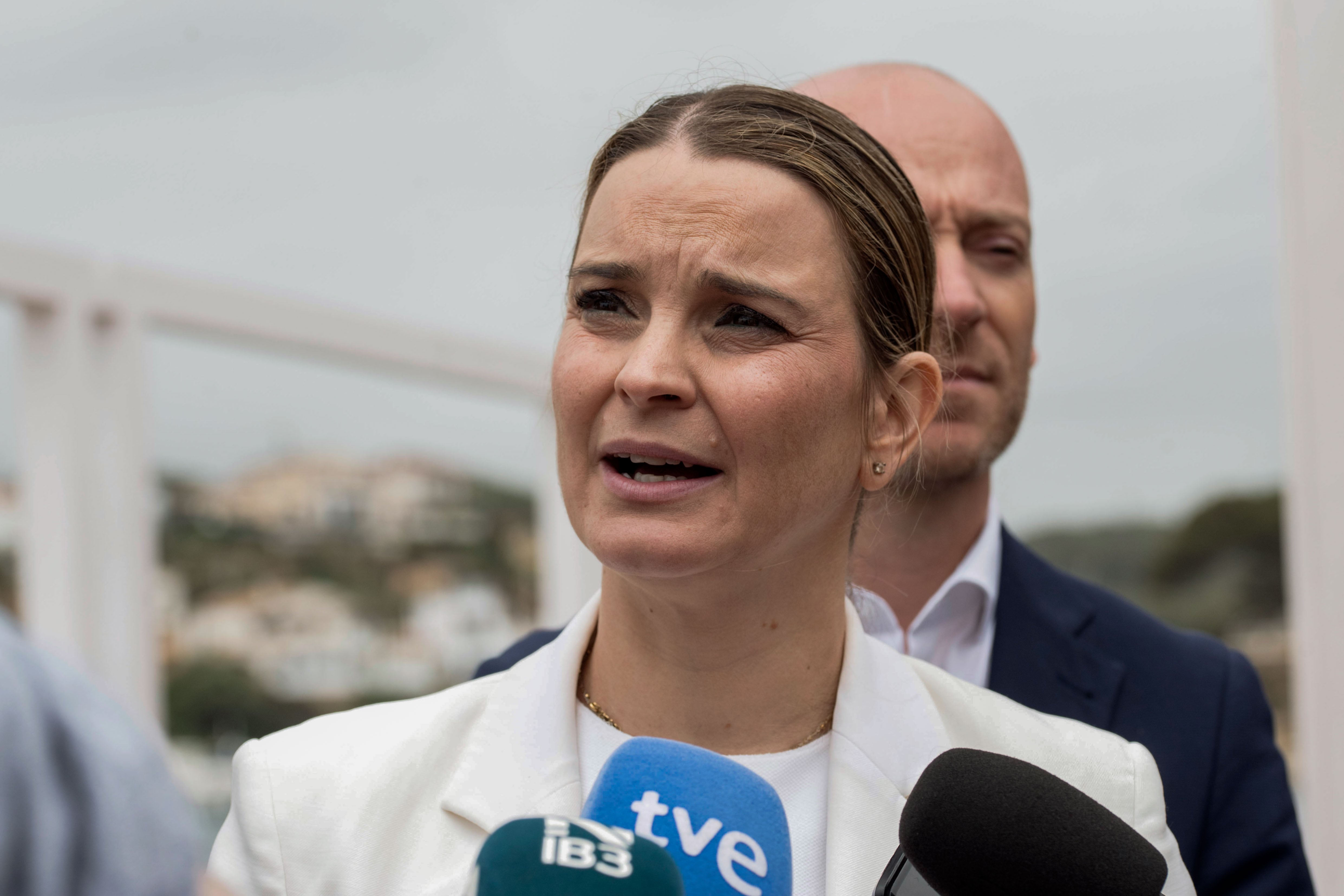 MAHÓN (MENORCA), 29/04/2024.- La presidenta del Govern balear y líder del PP de las islas,  Marga Prohens, atiende a la prensa en el puerto de Mahón durante su visita institucional a Menorca este lunes. Prohens considera que la amenaza frustrada de dimitir del presidente del Gobierno, Pedro Sánchez, ha sido &quot;una estrategia electoral, judicial y de propaganda política. EFE/ David Arquimbau
