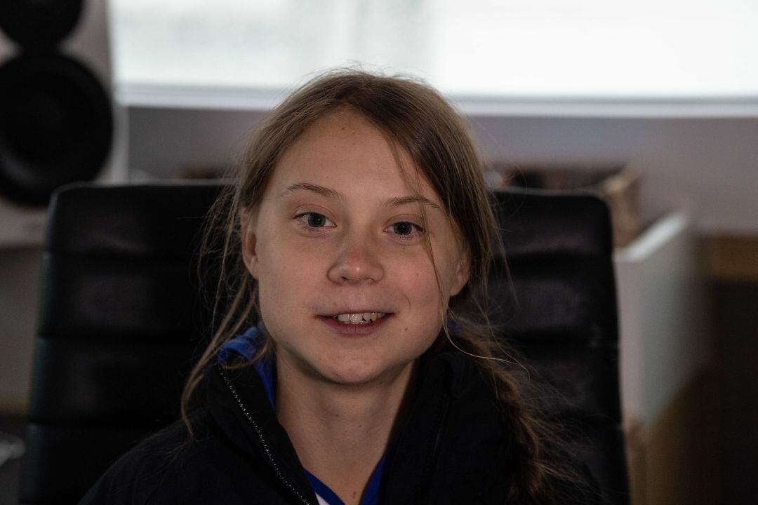 La activista climática sueca Greta Thunberg habla con AFP durante una entrevista a bordo de La Vagabonde