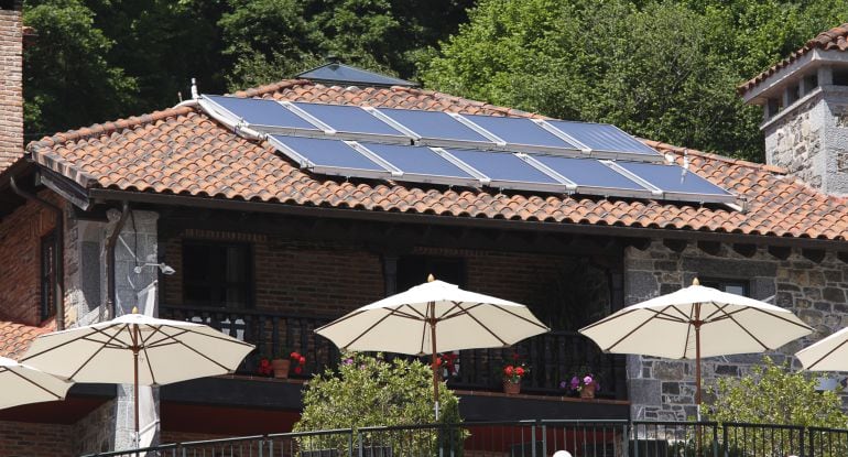 Paneles solares instalados en una casa.