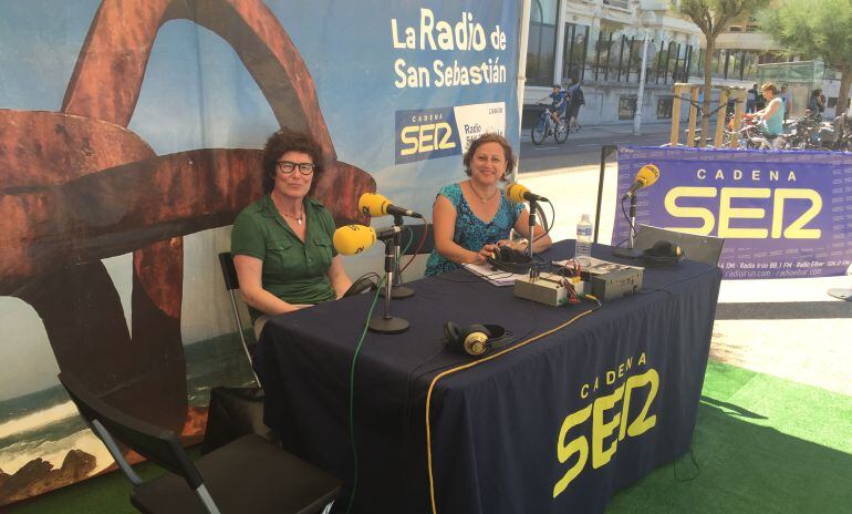 Nekane Arzallus, acompañada por Marialui García, en el set de la playa de la cadena SER