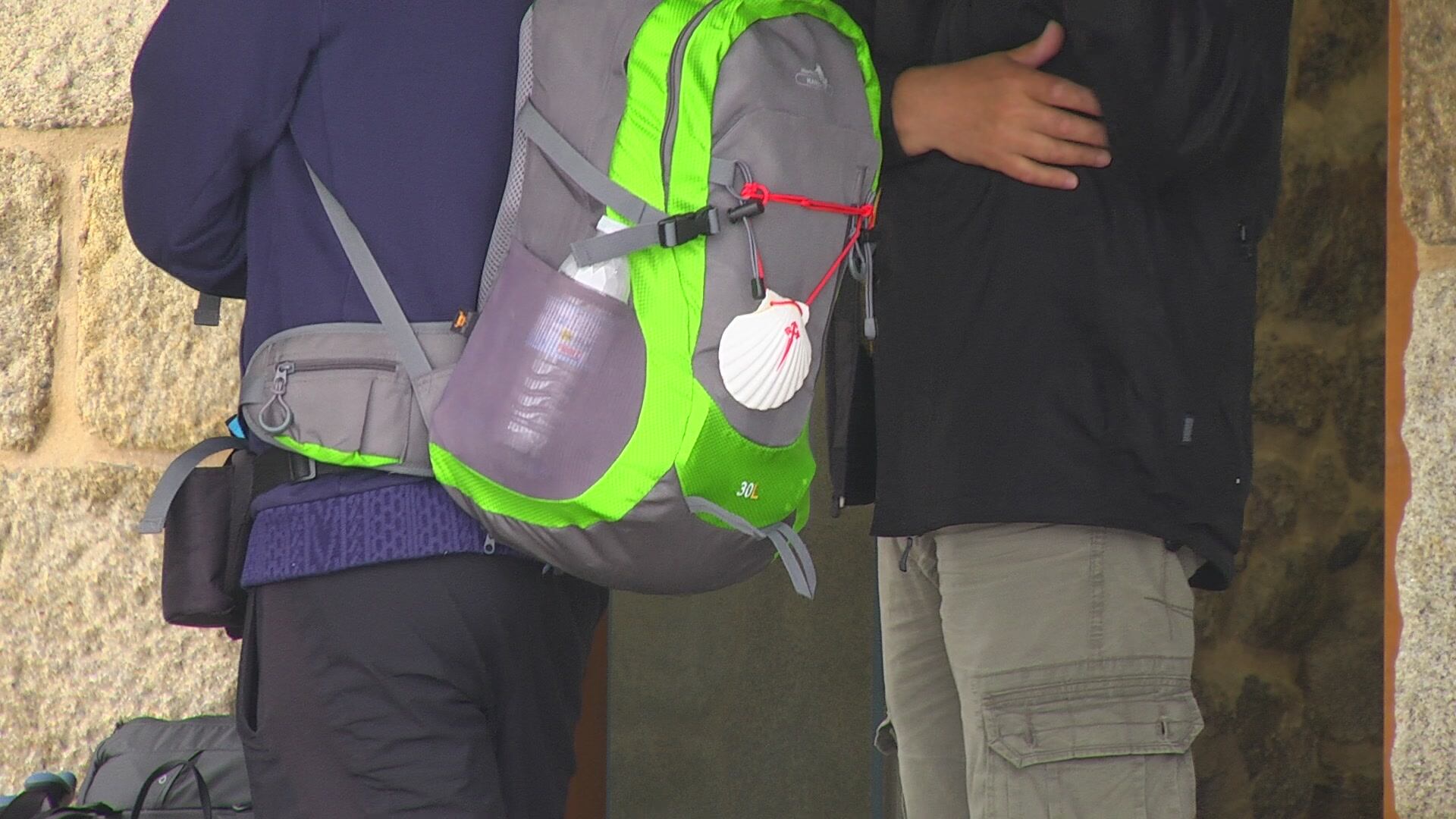 Peregrinos ante la entrada del albergue de O Berbés en Vigo