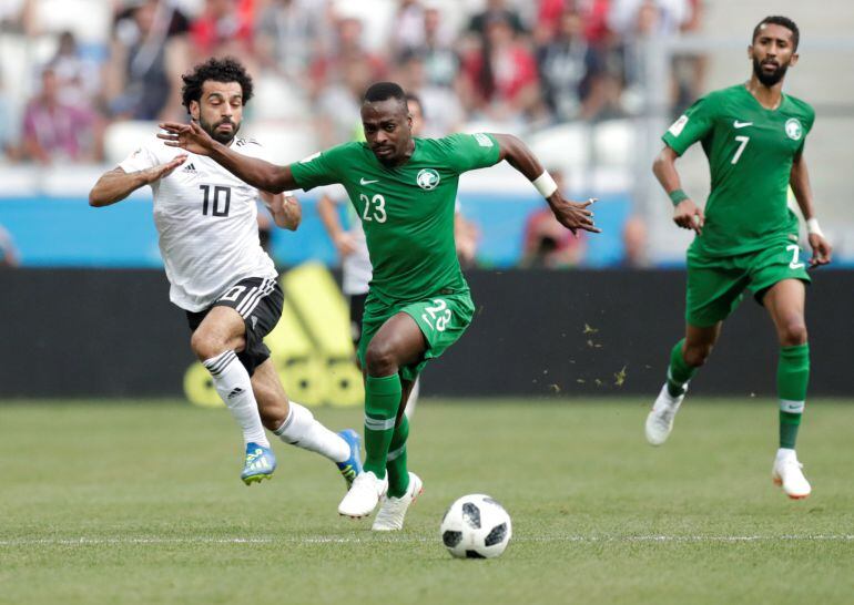 Motaz Hawsawi, con el balón ante Egipto