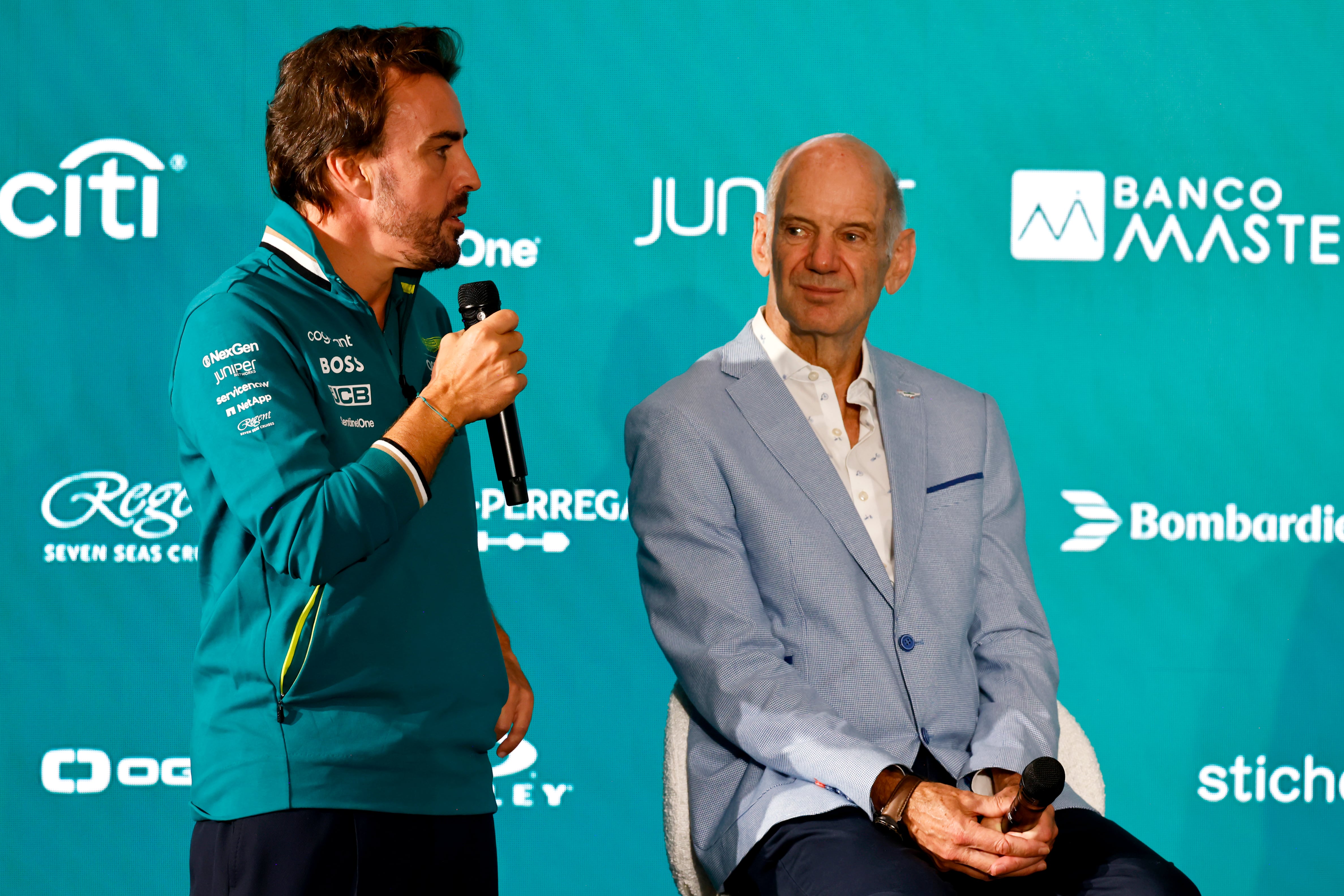 Adrian Newey y Fernando Alonso, durante la presentación del ingeniero con Aston Martin