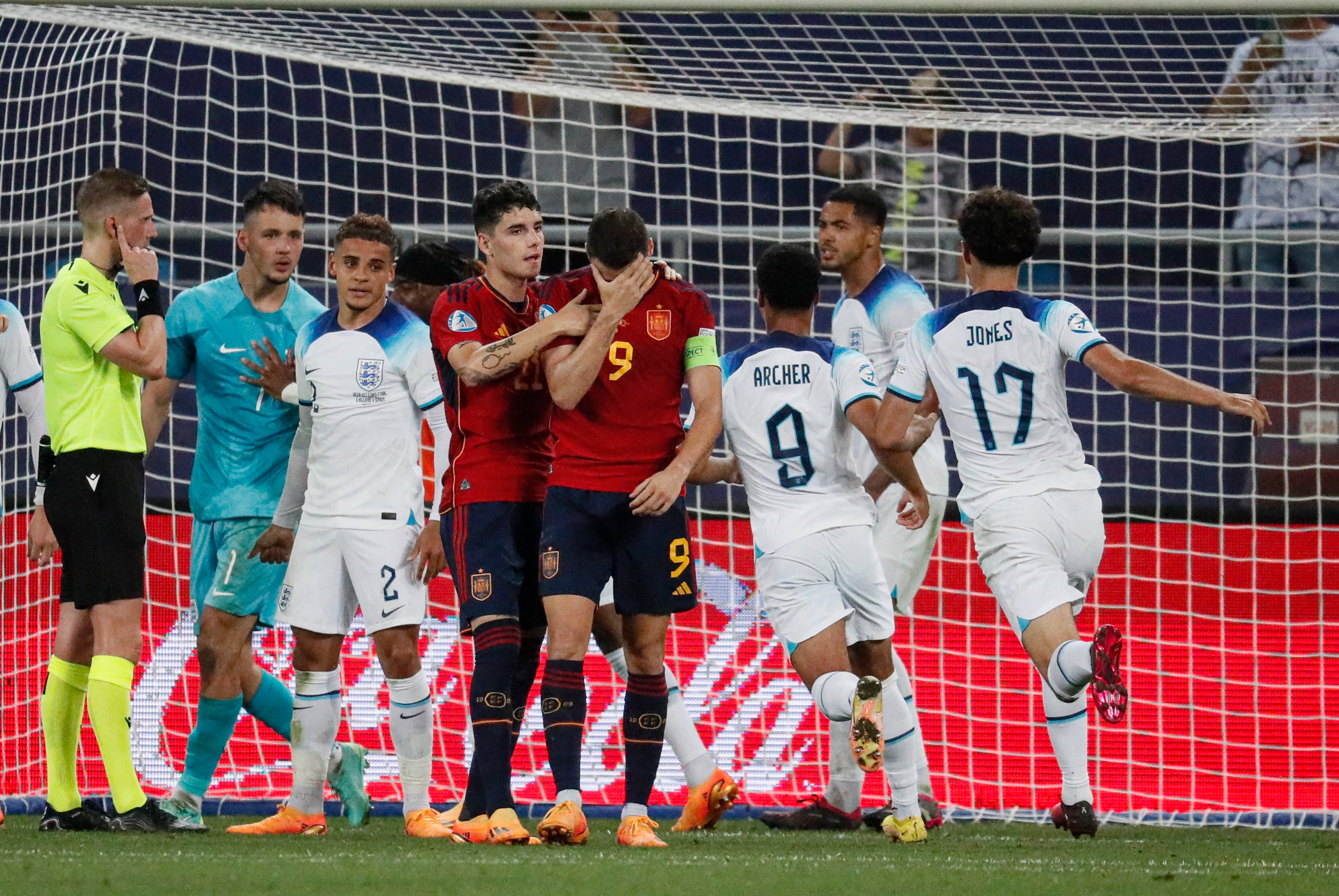 Batumi (Georgia South Africa), 08/07/2023.- England players celebrate after scoring during the UEFA Under-21 Championship final match between England and Spain in Batumi, Georgia, 08 July 2023. (España) EFE/EPA/YURI KOCHETKOV
