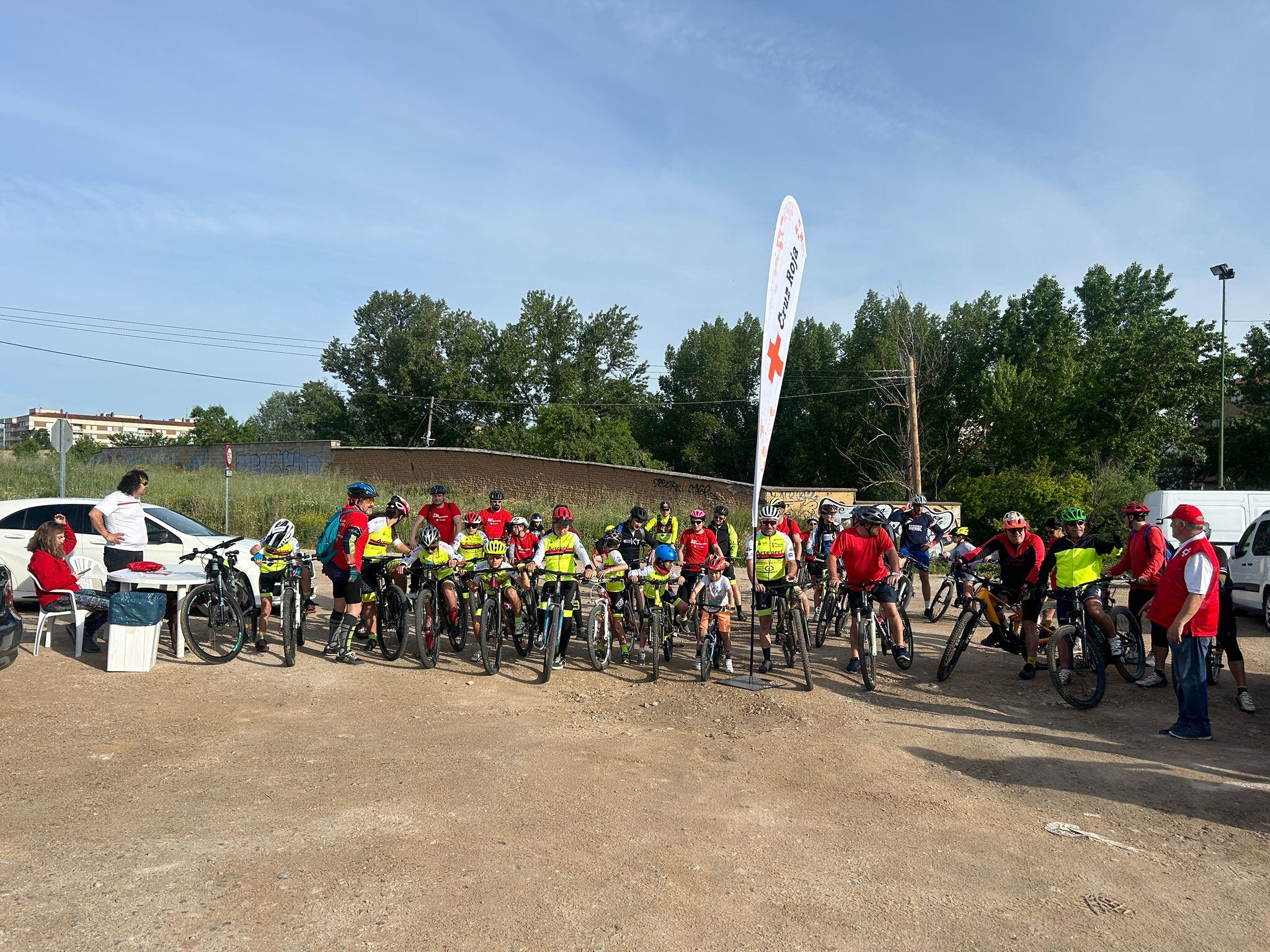 Salida de los ciclistas en la Marcha Cruz Roja Aranda 2024