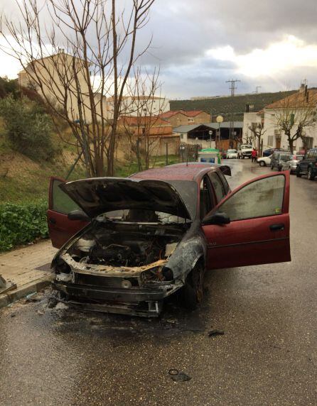 Estado en que ha quedado el vehiculo tras ser apagado el incendio por los bomberos