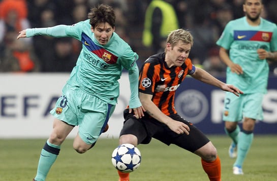 Tomas Hubschman (d) del Shakhtar Donetsk lucha por el balón con el delantero argentino del F.C. Barcelona Lionel Messi (i) durante su partido de vuelta de los cuartos de final de la Liga de Campeones de fútbol que se juega en Donetsk