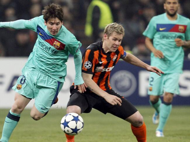 Tomas Hubschman (d) del Shakhtar Donetsk lucha por el balón con el delantero argentino del F.C. Barcelona Lionel Messi (i) durante su partido de vuelta de los cuartos de final de la Liga de Campeones de fútbol que se juega en Donetsk