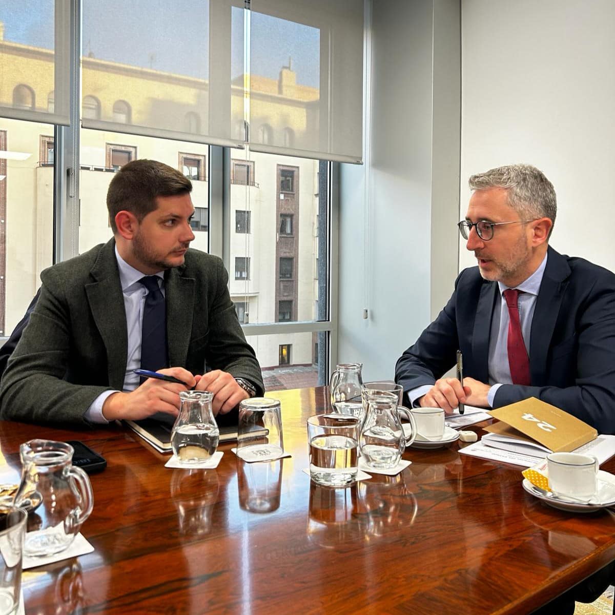 El alcalde de Gandia, José Manuel Prieto, durante la reunión mantenida con Arcadi España.