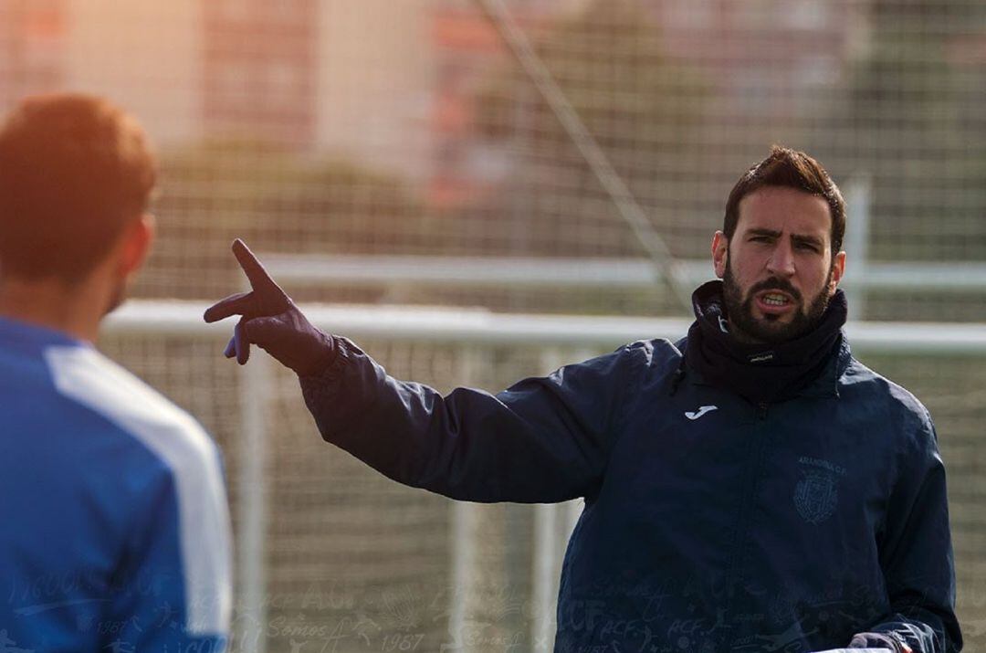 El entrenador arandino, Álex Izquierdo, durante un entrenamiento de la escuadra blanquiazul de la temporada pasada.