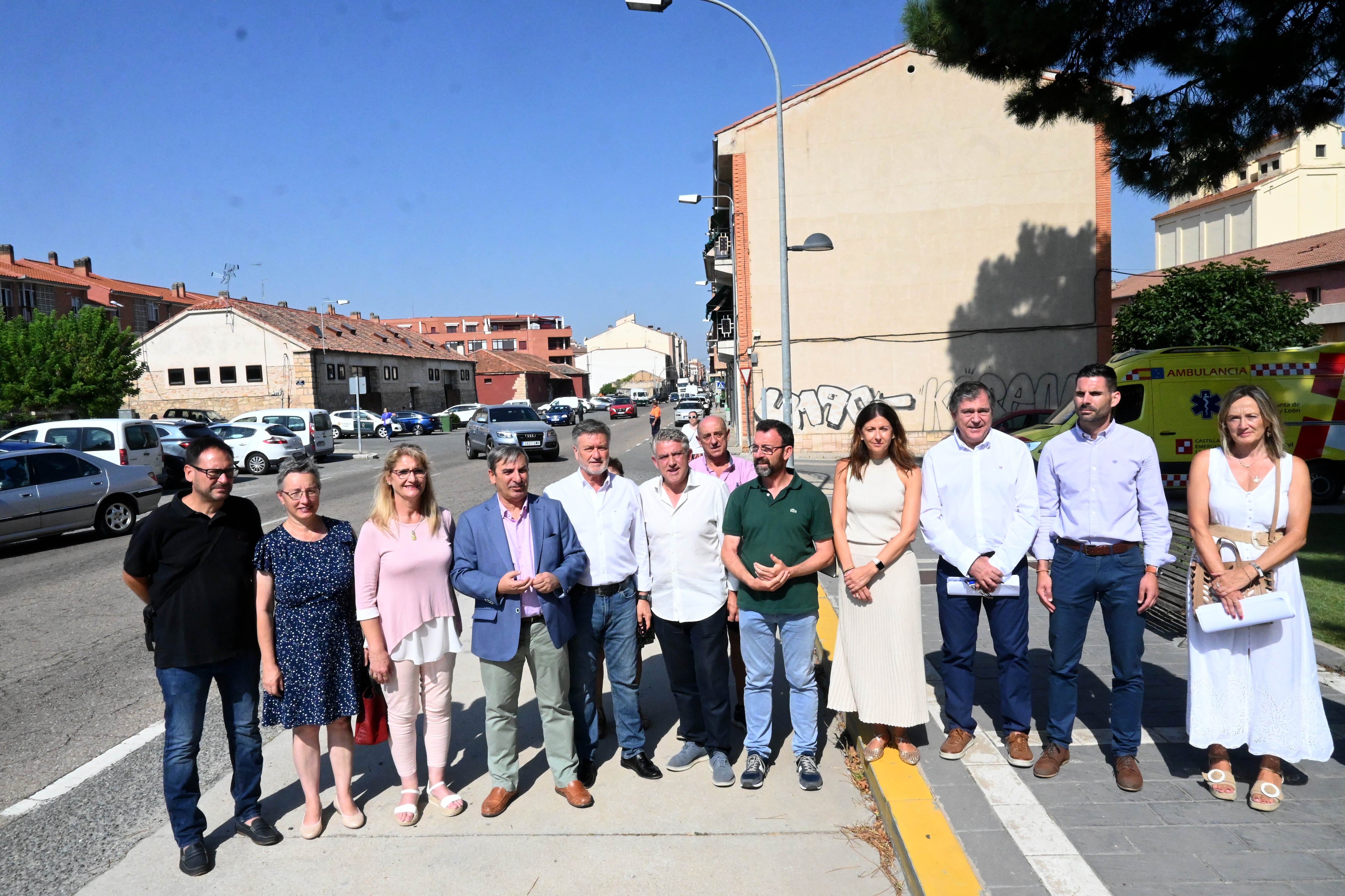 Alcaldes y representantes políticos acompañan al consejero de Movilidad en la presentación del plan de humanización de travesías en Cantalejo