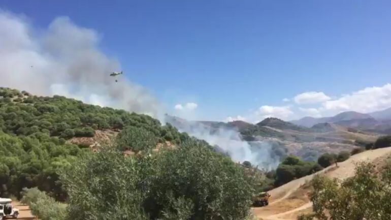 Un helicóptero en tareas de extinción en el lugar del incendio