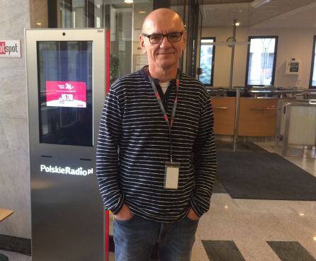 Dariusz Rosiak en la entrada del edificio de la Radio Nacional de Polonia.