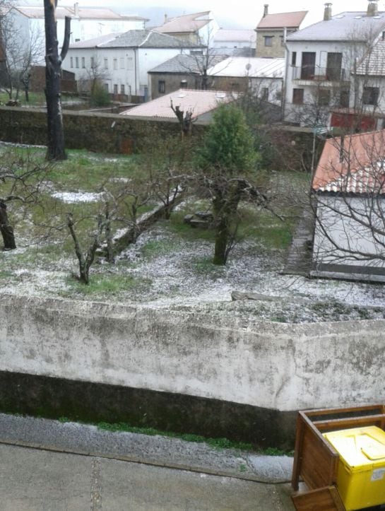 Nieve en tejados y calles de Piornal, aunque no ha cuajado