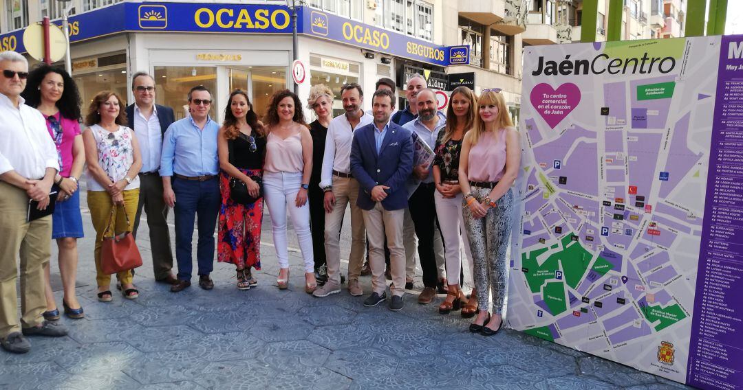 Representantes políticos y empresariales con el nuevo Plano Comercial elaborado por el colectivo MUY.