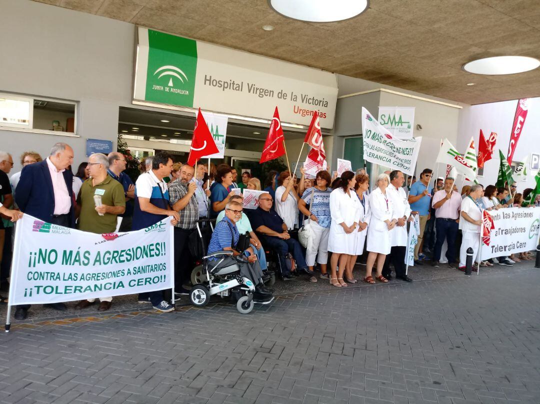 El personal sanitario concentrado en el Hospital Clínico para denunciar las agresiones