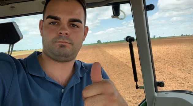 Jesús Castillo, en sus campos de cultivo en Villamayor de Santiago.