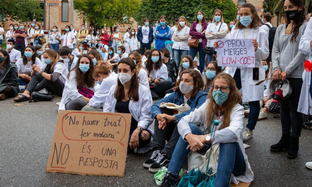 Decenas de médicos internos residentes (MIR) vuelven a convocar una huelga de cinco días.