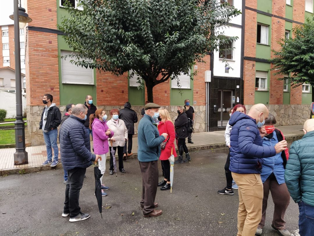 Vecinos de la zona afectada se concentran para reclamar la paralización de las obras. 