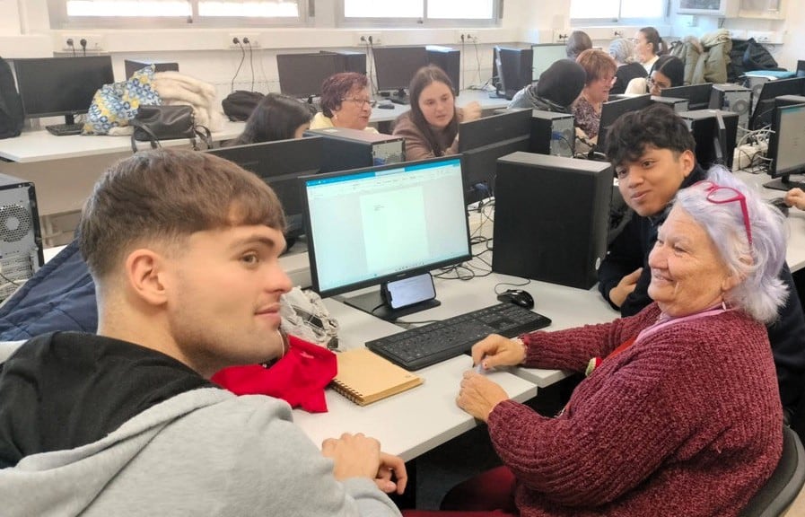 Jóvenes y mayores comparten experiencias y conocimientos en Parla