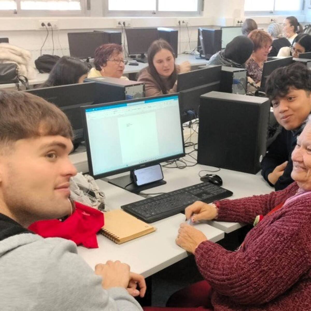 Jóvenes y mayores de Parla comparten experiencias para aprender del pasado y del futuro