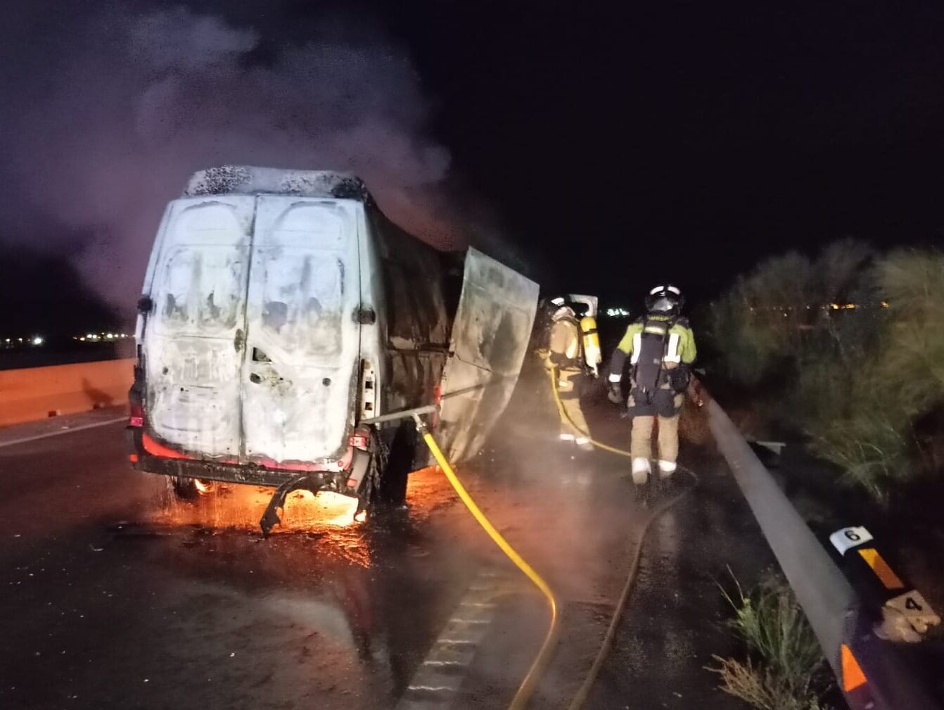 Tres personas heridas en Lorca al chocar sus coches contra varias vacas.