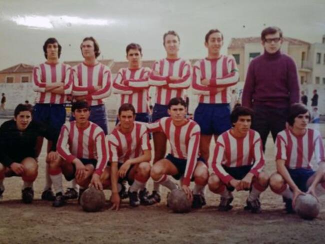 Jesús Santamaría, de pie a la derecha, en su etapa de directivo del CD Acueducto