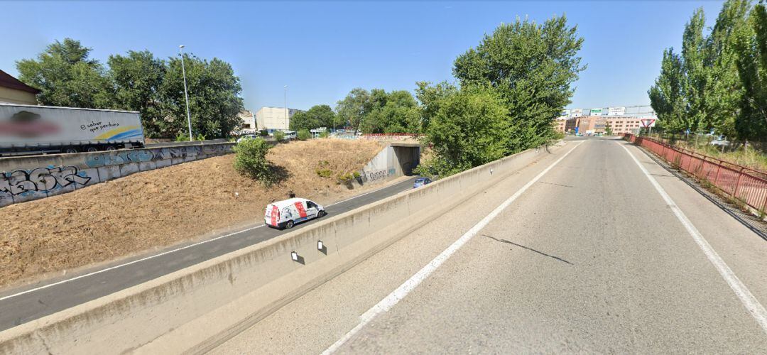 El túnel bajo la rotonda de la M-506 en la entrada de Fuenlabrada por el polideportivo Fermín Cacho