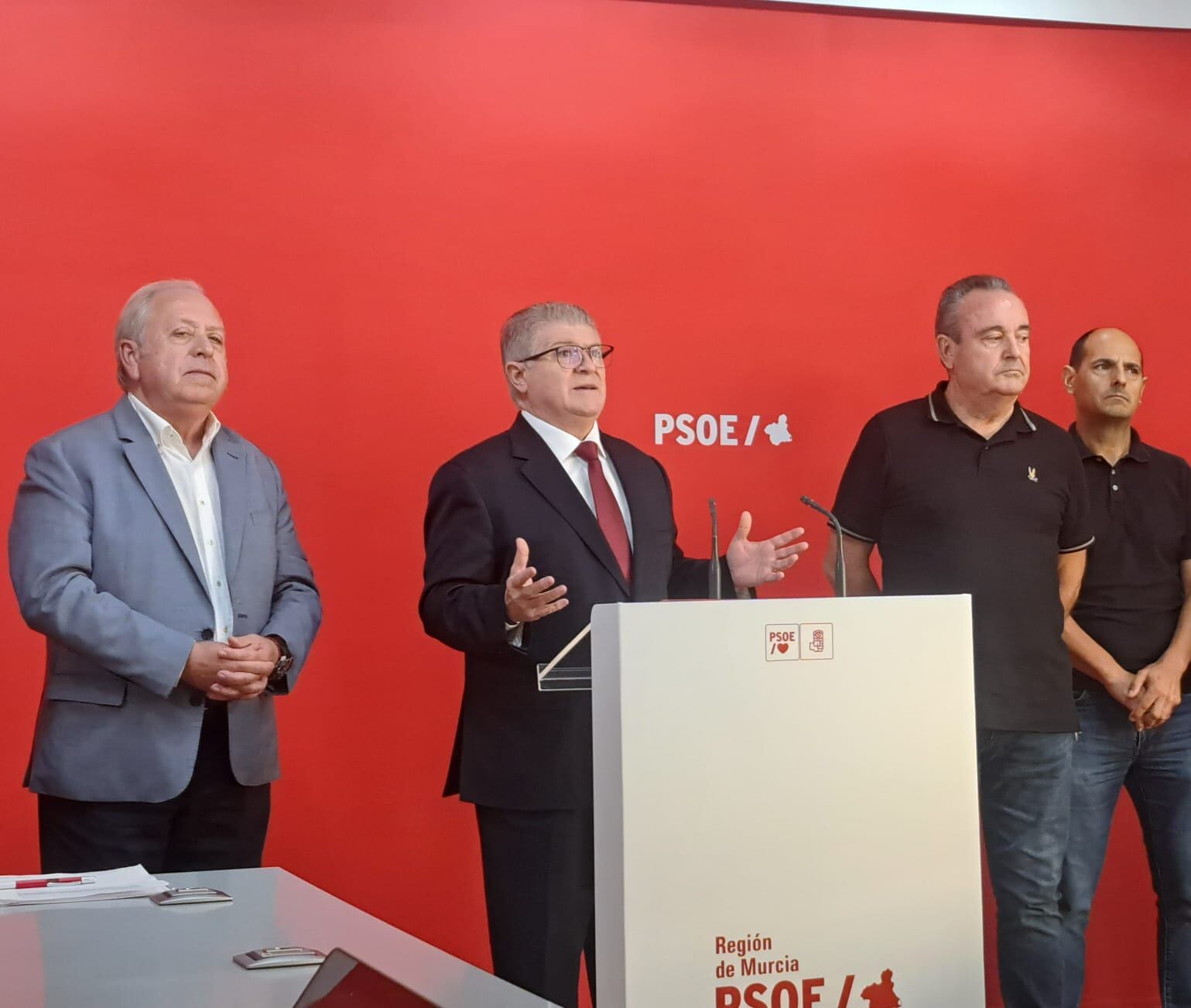 El secretario general del PSOE de la Región de Murcia, José Vélez y   los secretarios generales de los sindicatos, Santiago Navarro (CCOO) y Antonio Jiménez (UGT)