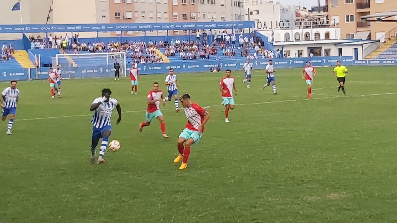 Instante del partido entre el Alcoyano y el Algeciras, con un ataque por banda de Mamor Niang