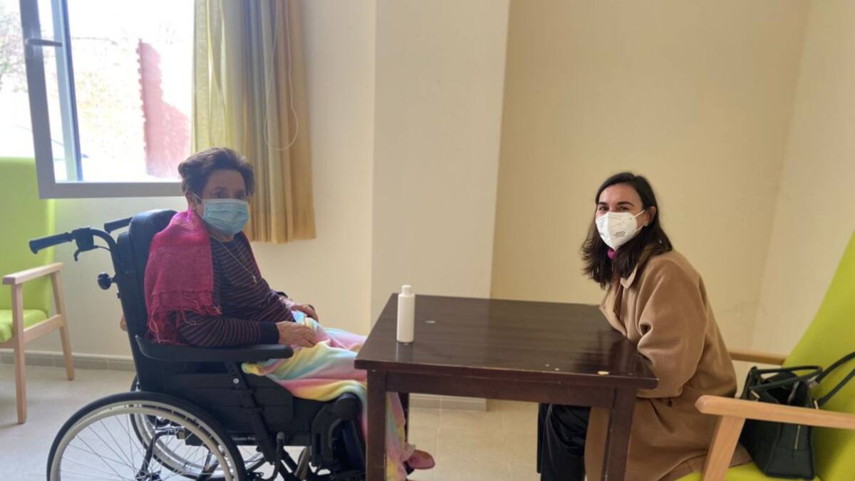 Sonrisas y lágrimas en los primeros reencuentros, a distancia, en las residencias