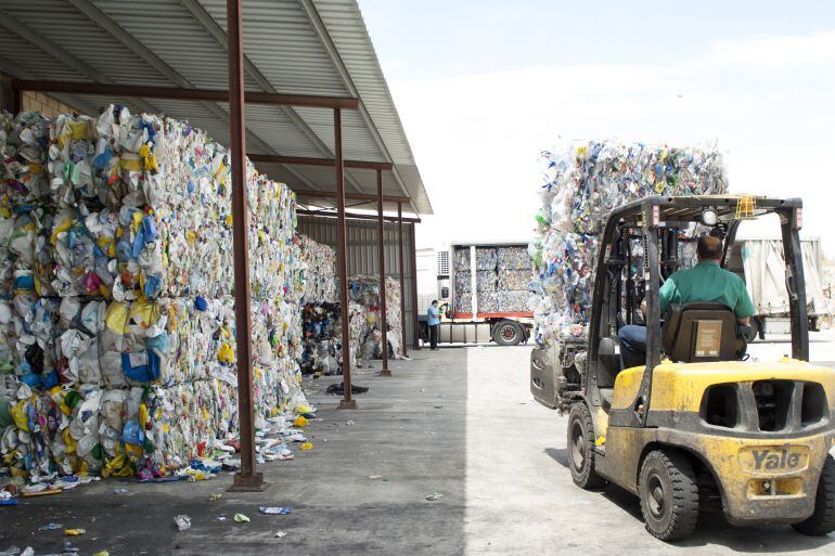 Trabajo en la planta de tratamiento de envases de Moratiel