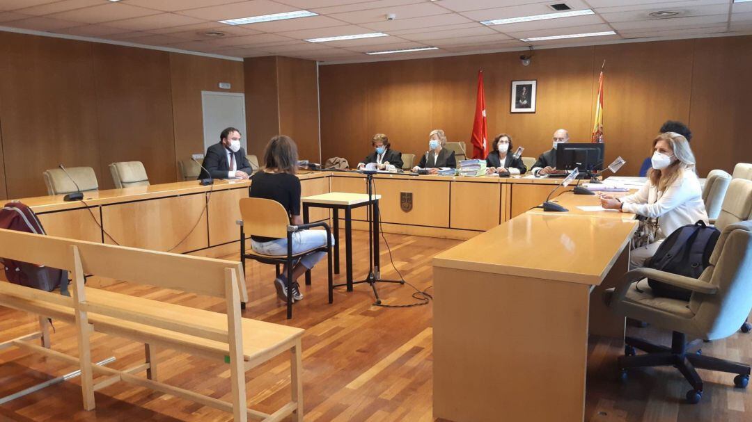 Juicio en la Audiencia de Madrid contra los hinchas del PSV que humillaron a unas mendigas de la Plaza Mayor de Madrid.