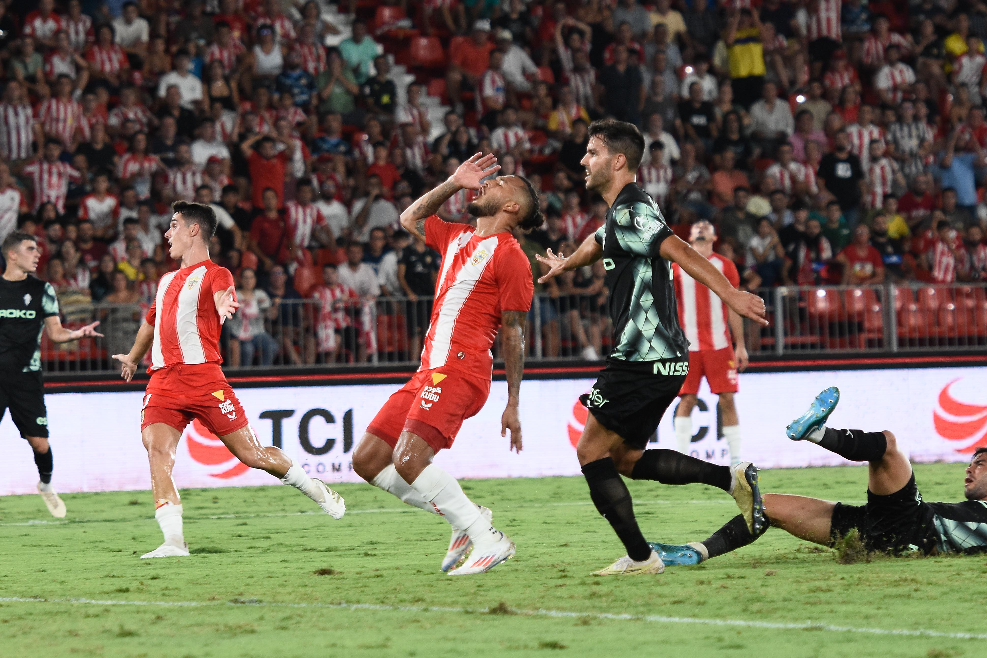 Lamento de Luis Suárez y de todo el Mediterráneo después de desperdiciar una de tantas ocasiones de gol.