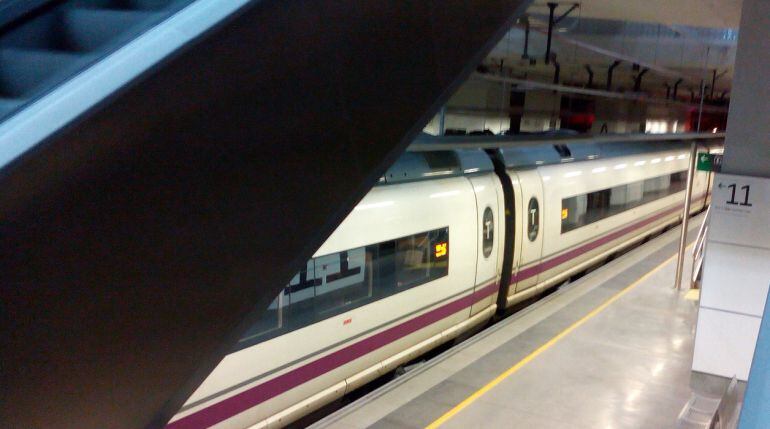 Un AVE aturat a Girona.