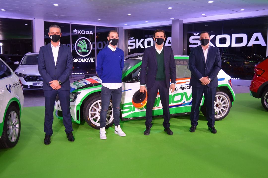 Alejandro Valverde y Pedro Martínez de la Rosa en la presentación de Skoda como miembro del grupo Terramovil