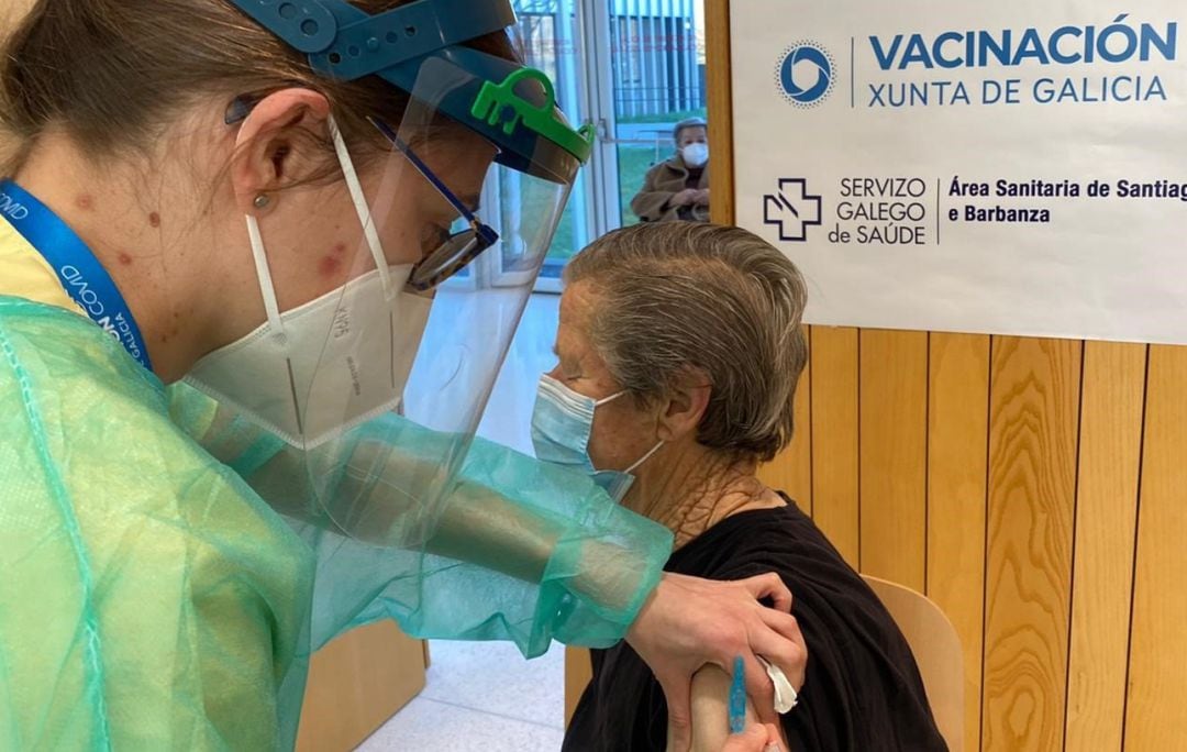 El Sergas prosigue la vacunación de personas mayores de 80 años en Galicia.