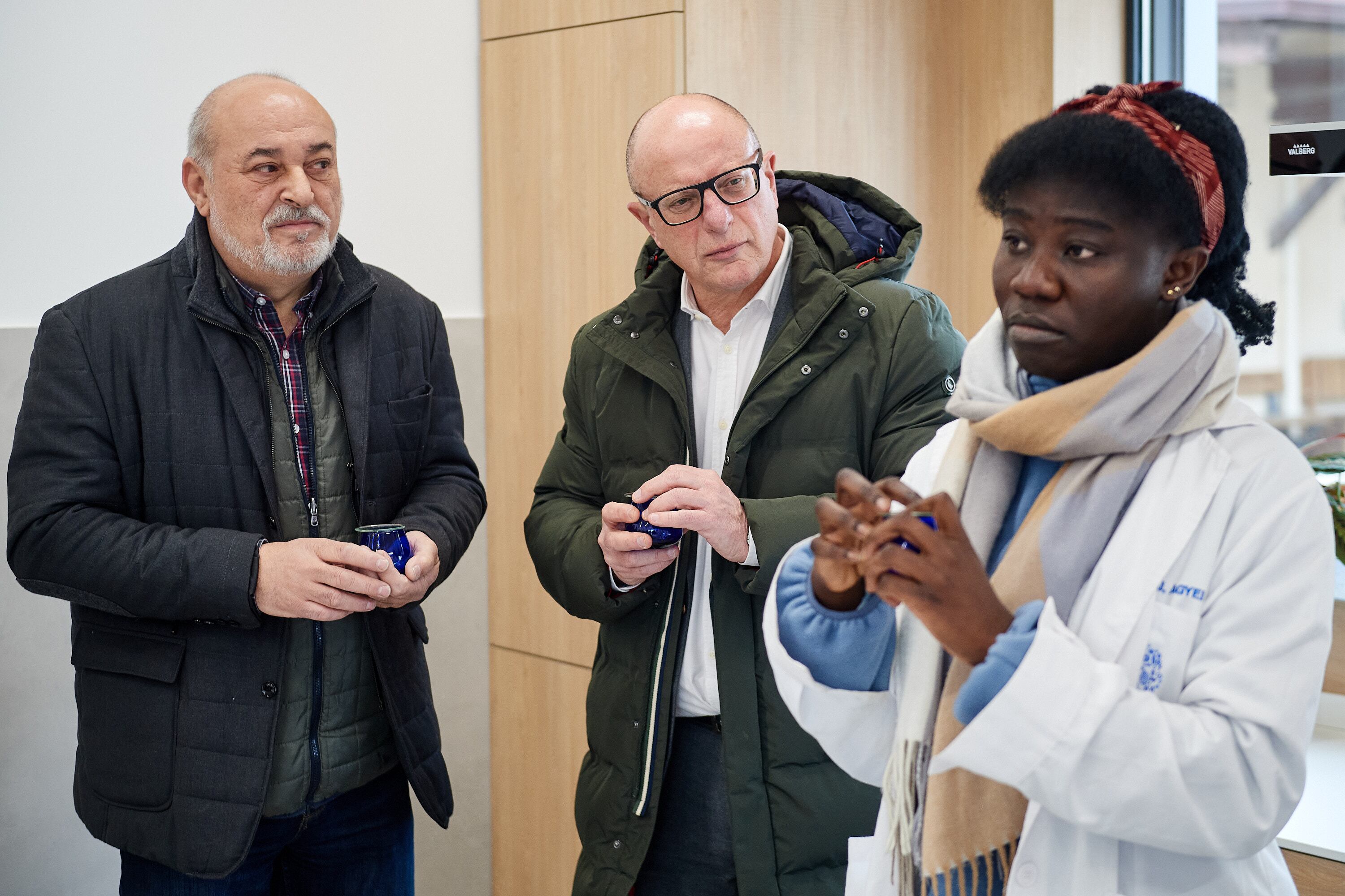 El consejero Gimeno atiende las explicaciones de la cata de aceite