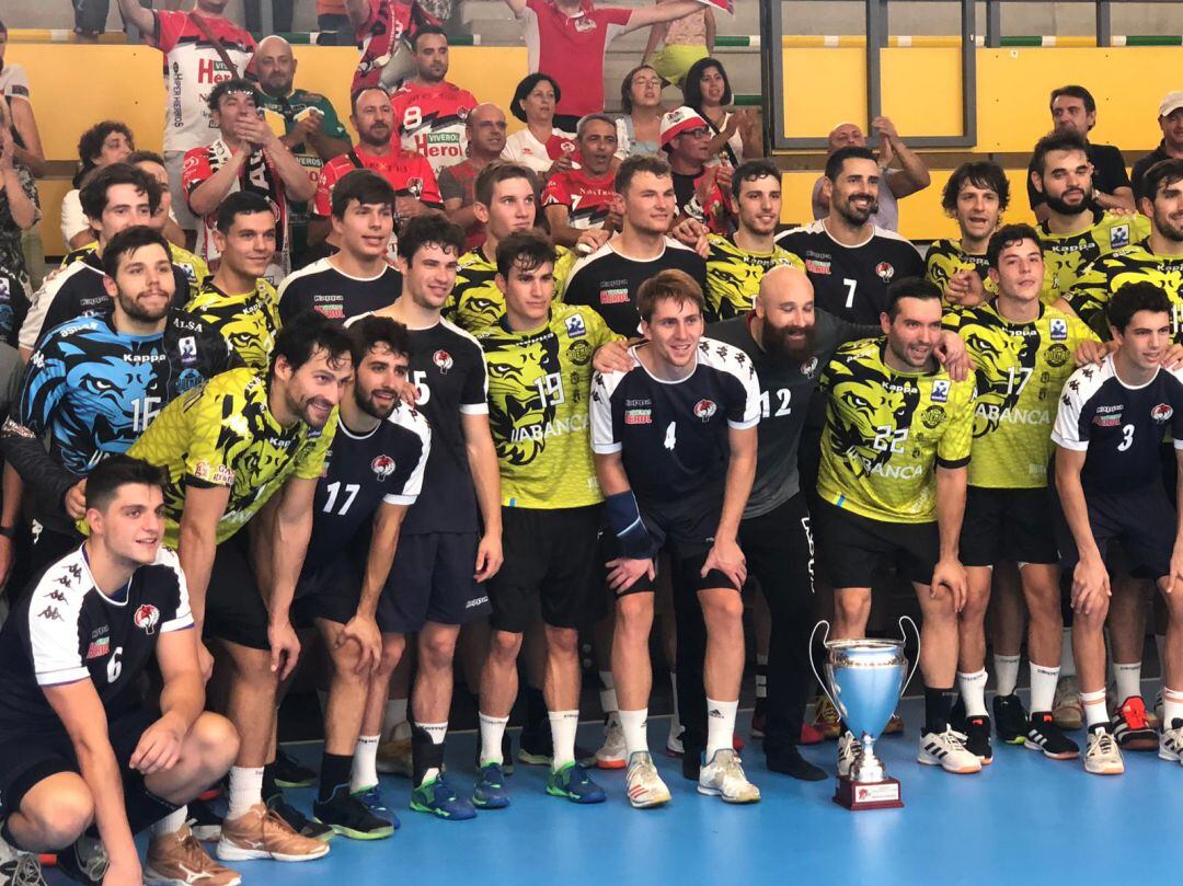 Balonmano Nava y Ademar León posando con la Copa de Castilla y León